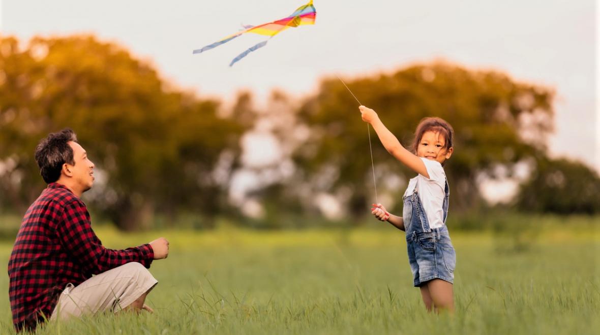 girl-dad-park-flying-kite-best-places-to-fly-a-kite-seattle-bellevue-tacoma-eastside-south-sound-kids-families